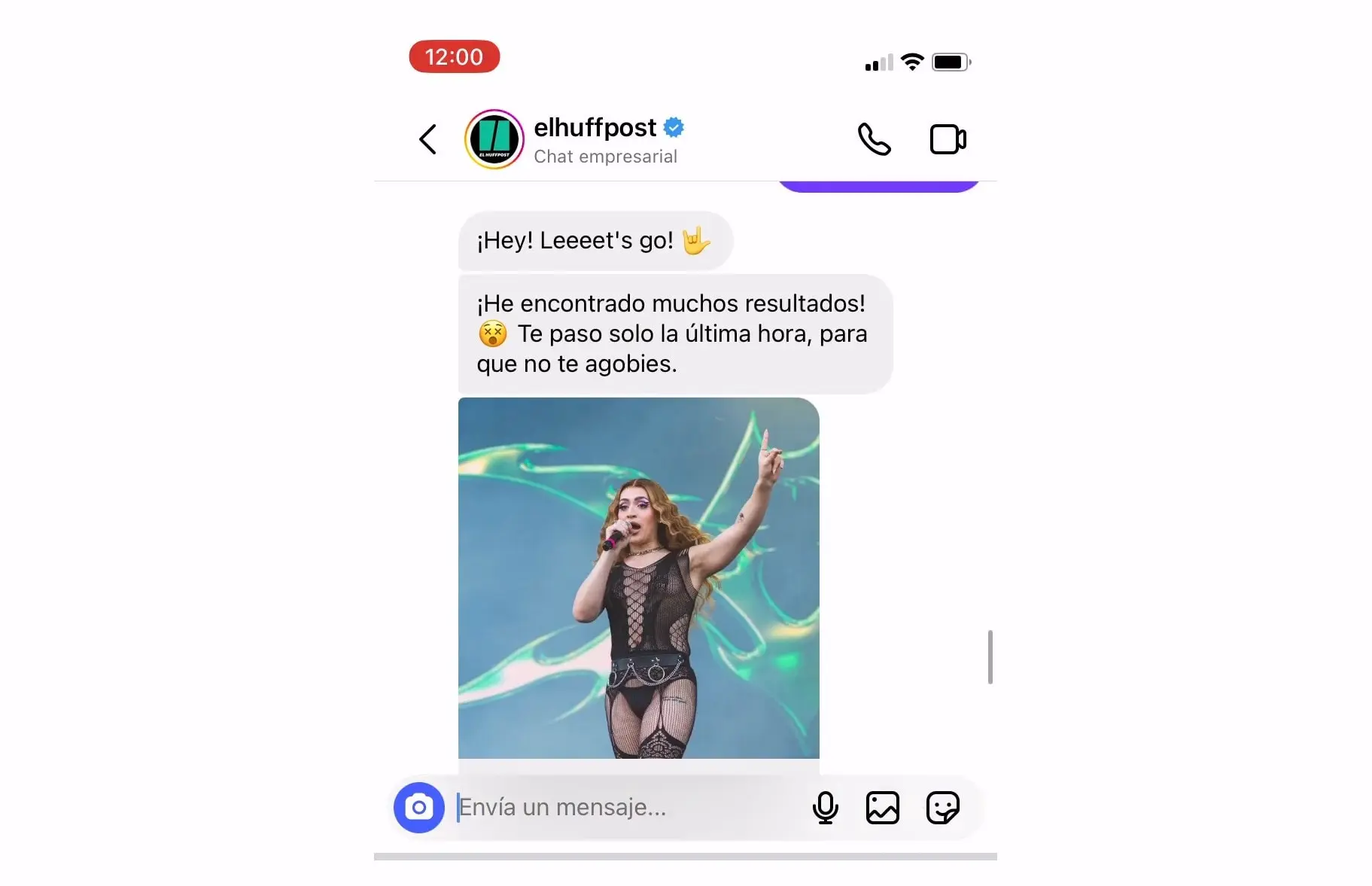 MD de Instagram con El HuffPost: el bot dice que ha encontrado muchos resultados y manda lo último, una tarjeta de artículo con la foto de una cantante en el escenario.