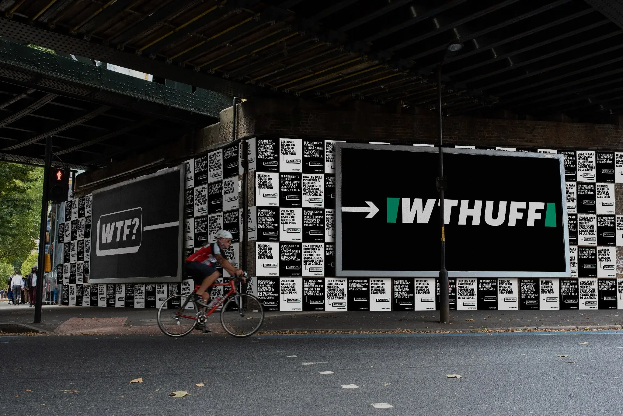 Maqueta de la agencia para la campaña: un muro de paso subterráneo cubierto de carteles, con WTF? convertido en #WTHUFF, y un ciclista pasando.